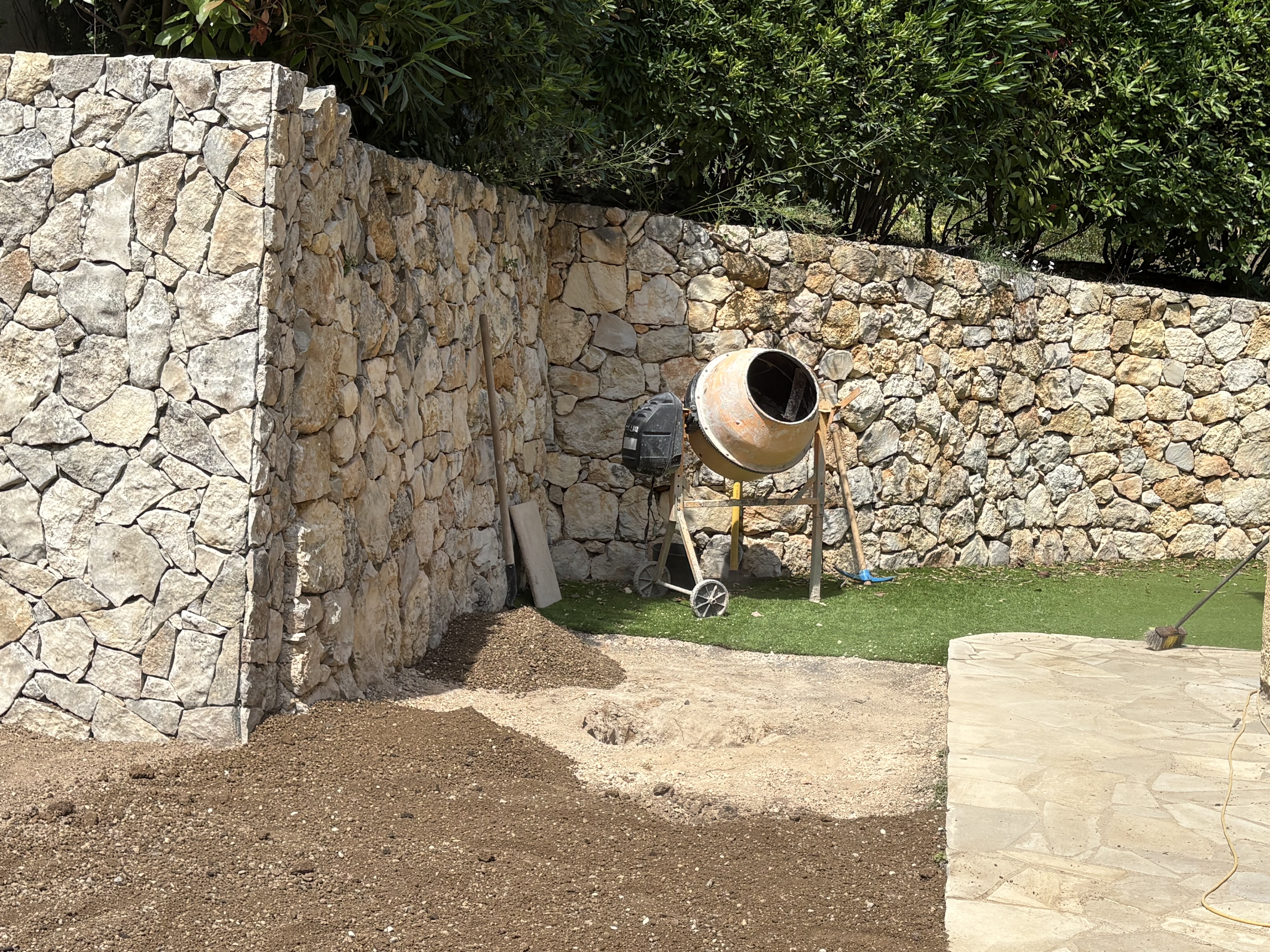 CRÉATION DE JARDINIERES EN PIERRE A VALBONNE